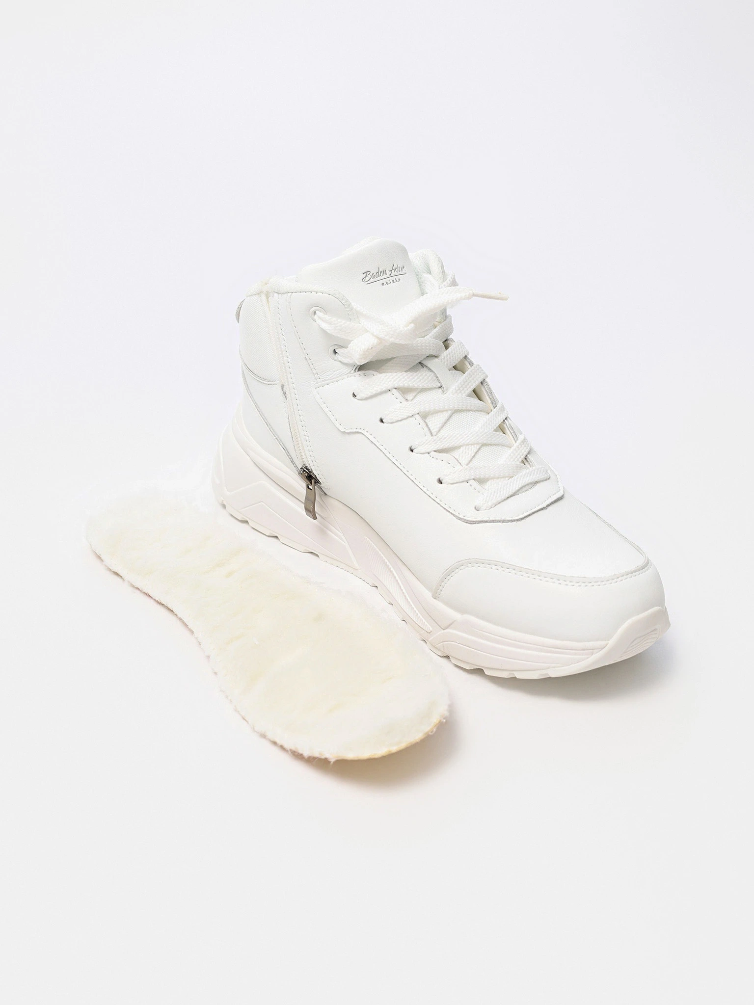 Кроссовки белого цвета на средней объемной подошве